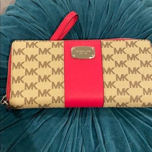 A new Michael Kors wallet, has never been used.